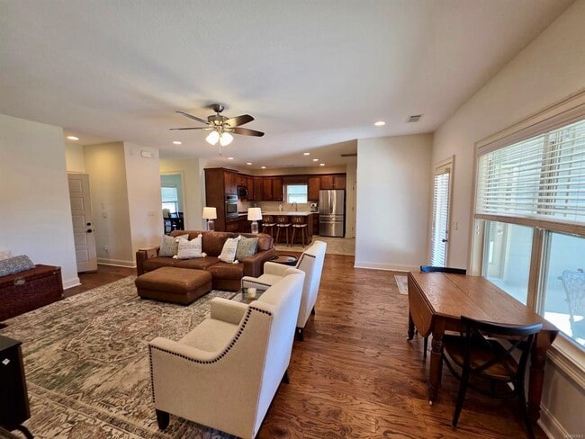 Foto del edificio - 37 Emerald Dr