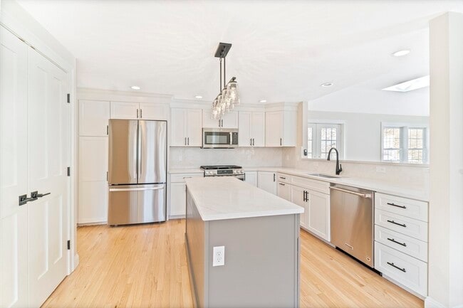 Building Photo - 21 Hodgkins Dr