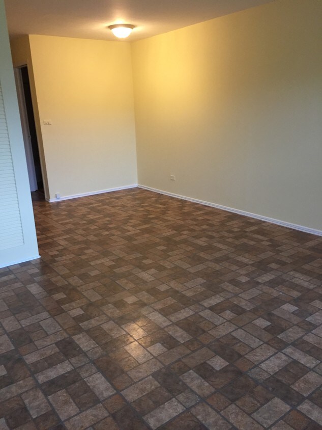 79007920 N Caldwell Ave Unit 79205, Niles, IL 60714 Room for Rent