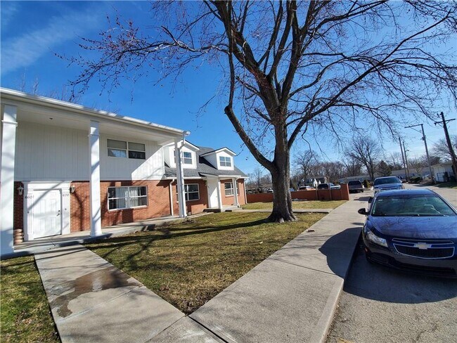 Building Photo - 680 Village Pl S Dr