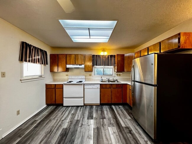 Building Photo - Charming 2 Bedroom Home