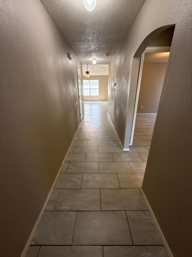 Foto del edificio - 3 bed, 2 bath, 2 car garage House, yard care included