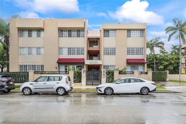 Foto del edificio - 300 Madeira Ave
