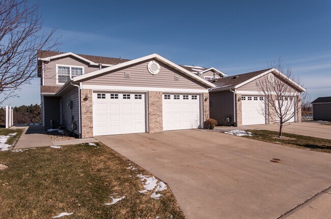 Building Photo - 551 Pointe Ct SW