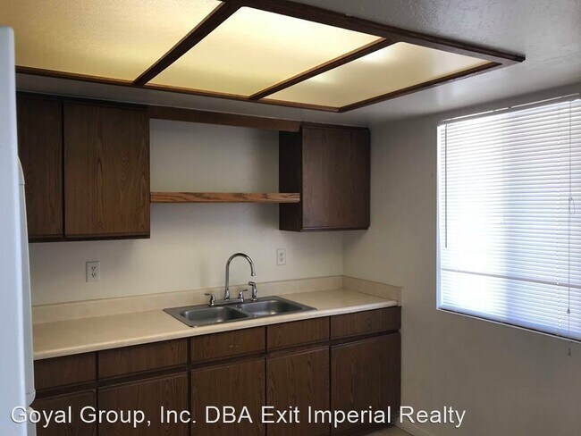 Building Photo - 2 br, 1 bath House - 470  C St. #1