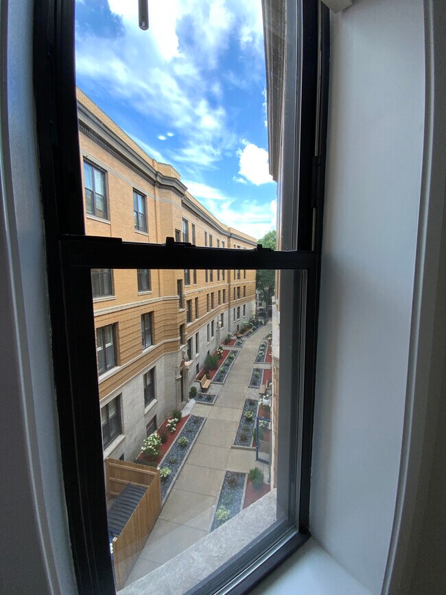 Foto del edificio - 440 W Belden Ave