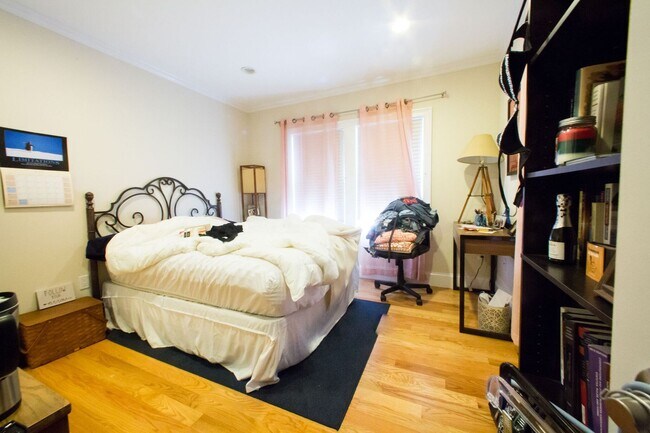 Building Photo - Charming 4 Bedroom-No Broker  Fee