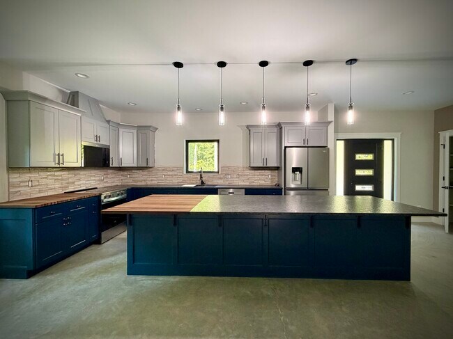La isla grande tiene capacidad para 5 taburetes. Encimeras de madera maciza. - 10671 US 31