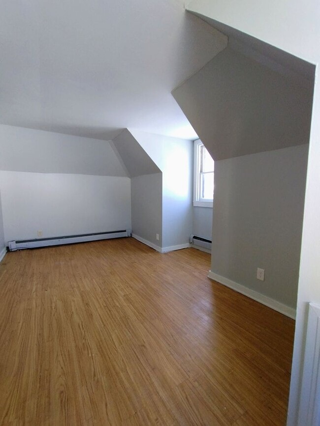 Building Photo - Historic Mansion Rooms for Rent – All Utilities Included