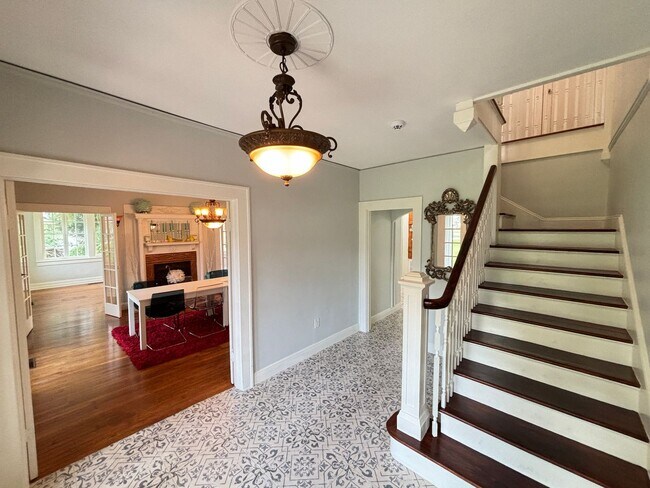 Building Photo - Enjoy a historic home with utilities inclu...