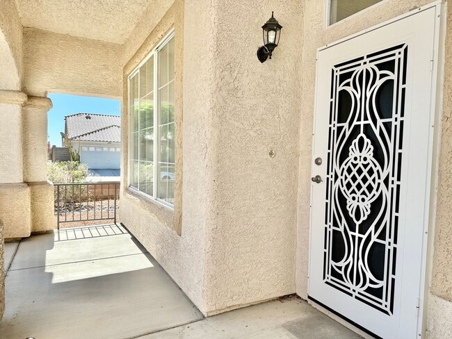 Foto del edificio - Single Story with 3 Car Garage & No HOA