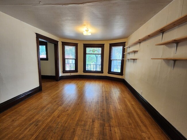 Foto del edificio - Williamson Tri-plex