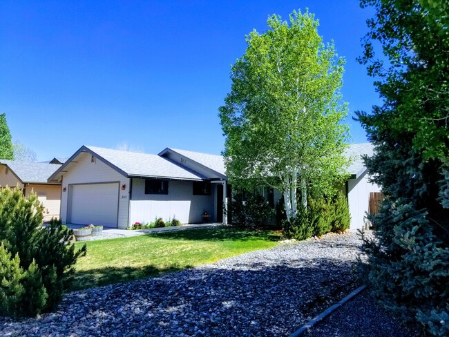 Building Photo - Great Walnut Meadows Home with Peak Views!...