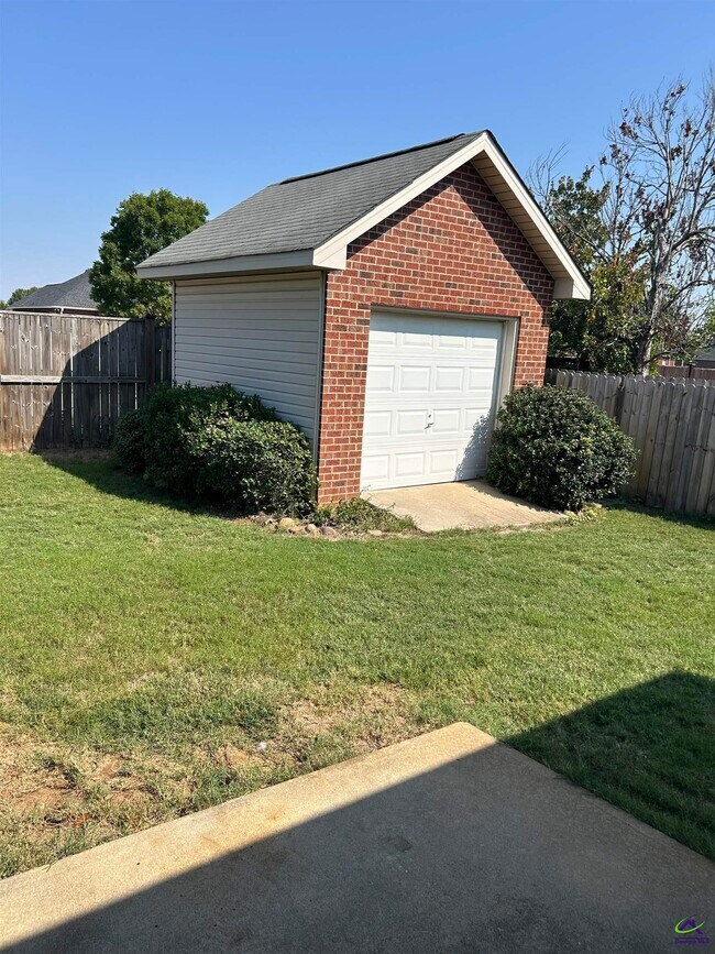 Building Photo - 106 Post Oak Way