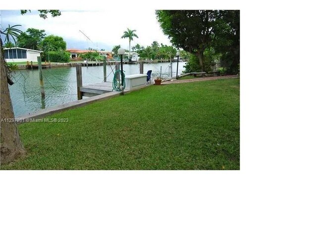 Foto del edificio - 9900 W Bay Harbor Dr