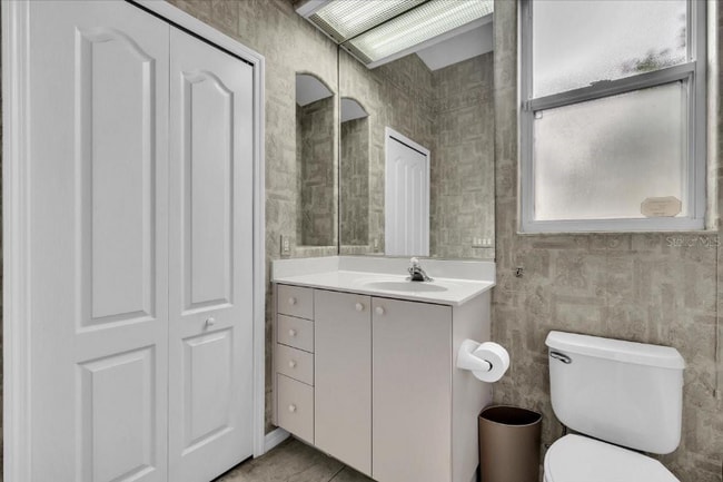 Building Photo - 3013 Royal Palm Dr