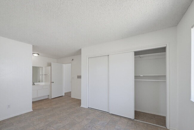 Foto del edificio - 6907 Whitsett Ave