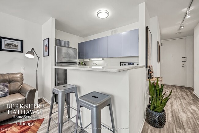 Foto del edificio - 2400 N Lakeview Avenue