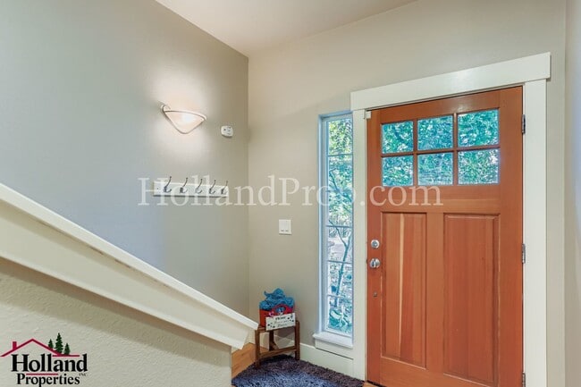 Building Photo - Charming 3-Bedroom Beaverton Townhome with...