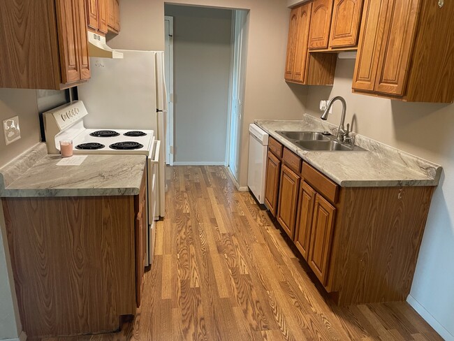Kitchen - New Countertops - 6517 Cornwall Ct