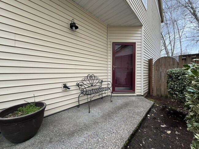 Foto del edificio - Inviting Two-Story 3BR Home Featuring Gas Range, Walk-In Closet, and Built-In Deck Seating