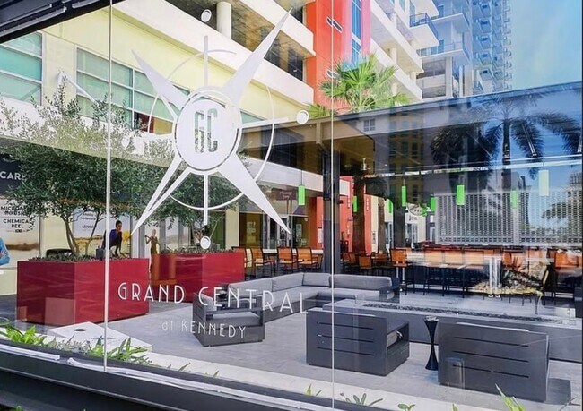 Foto del edificio - 1120 E Kennedy Blvd