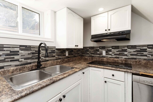 Building Photo - 2 Bedroom Apartment in Komoka * $1595 ALL INCLUSIVE * Available Now