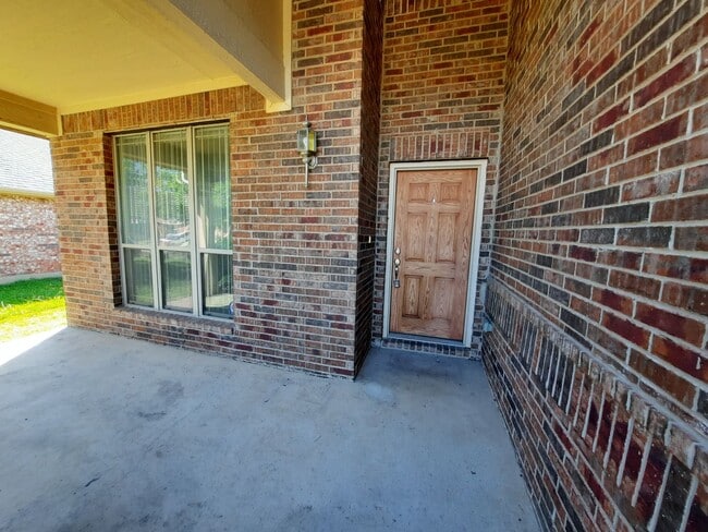 Building Photo - AVAILABLE NOW!