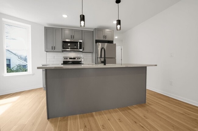 Building Photo - Coming soon 9/1. Metropolitan Styled -1 Be...