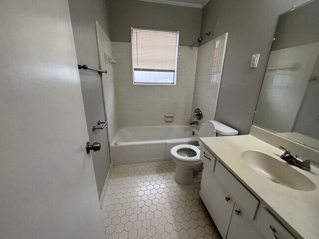 Foto del edificio - 1468 Mullins Station Rd