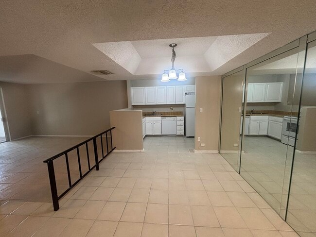 Building Photo - 3720 Inverrary Dr