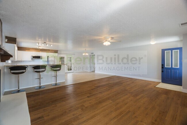 Building Photo - Beautiful, Bright, and Spacious Home with ...
