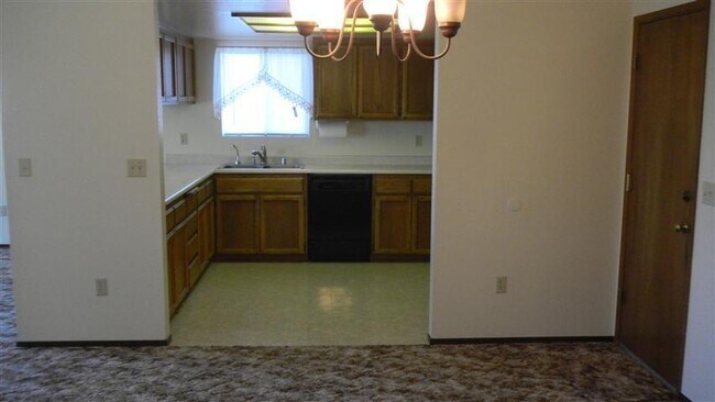Building Photo - Spacious Home on the West Side of Redding ...