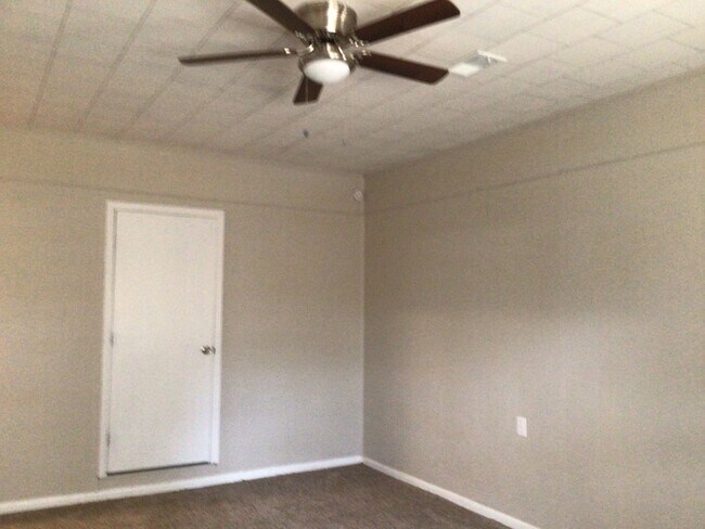 Foto del edificio - 2103 Snellings Dr