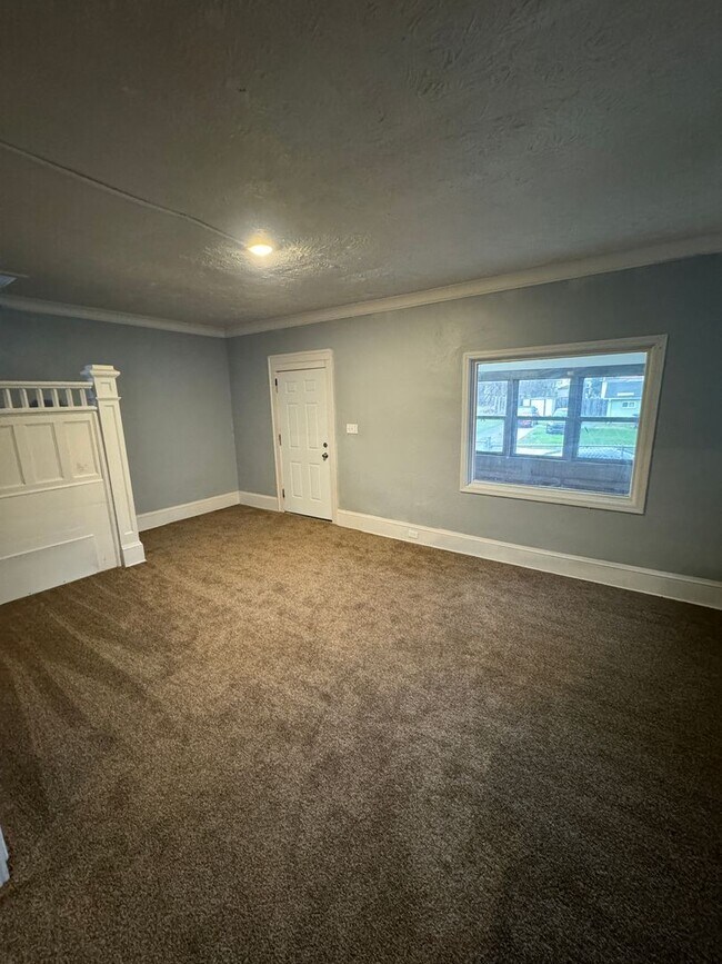 Building Photo - 5 Bed / 1.5 Bath Sunroom & Spacious Layout