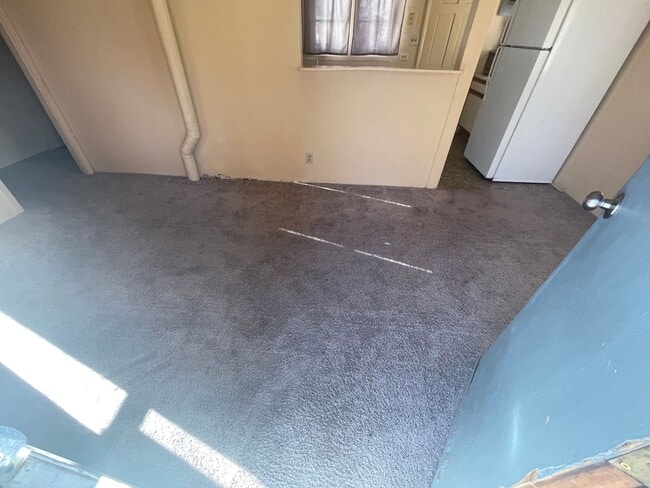 Building Photo - Three Bedroom, One Bathroom House with Fen...
