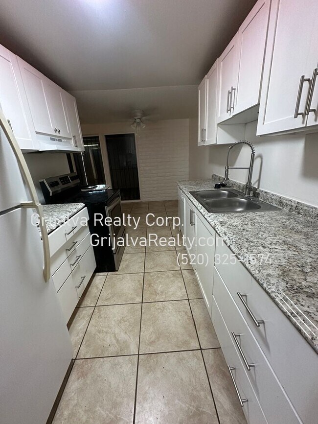 Foto del edificio - East Side 5 Bedroom, 2 Bath House for Rent (Stella/Kolb)
