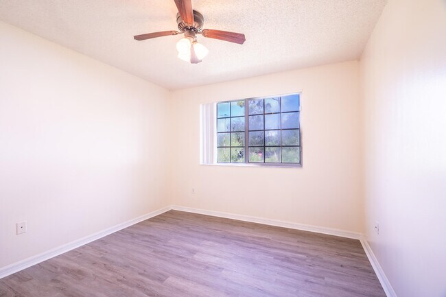 Foto del edificio - 1300 Crestwood Ct S