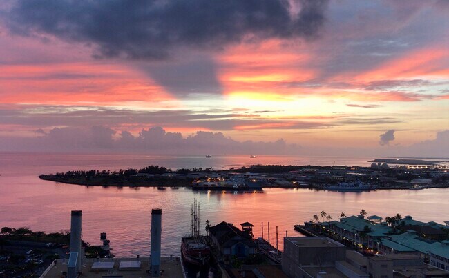 Vista de la puesta de sol sobre el océano desde el dormitorio de la suite principal. - 225 Queen St