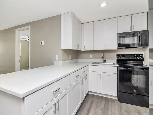 Foto del edificio - Great Location - 1 Bedroom 1 Bath Duplex w/ Backyard