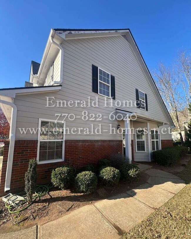 Building Photo - Spacious 3 bedroom 2.5 bathroom Townhome w...