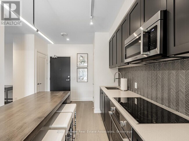 Building Photo - 293 The Kingsway