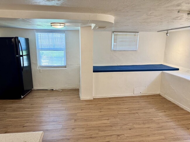 Building Photo - "Charming 2-Bed Apartment with ALL UTILITI...