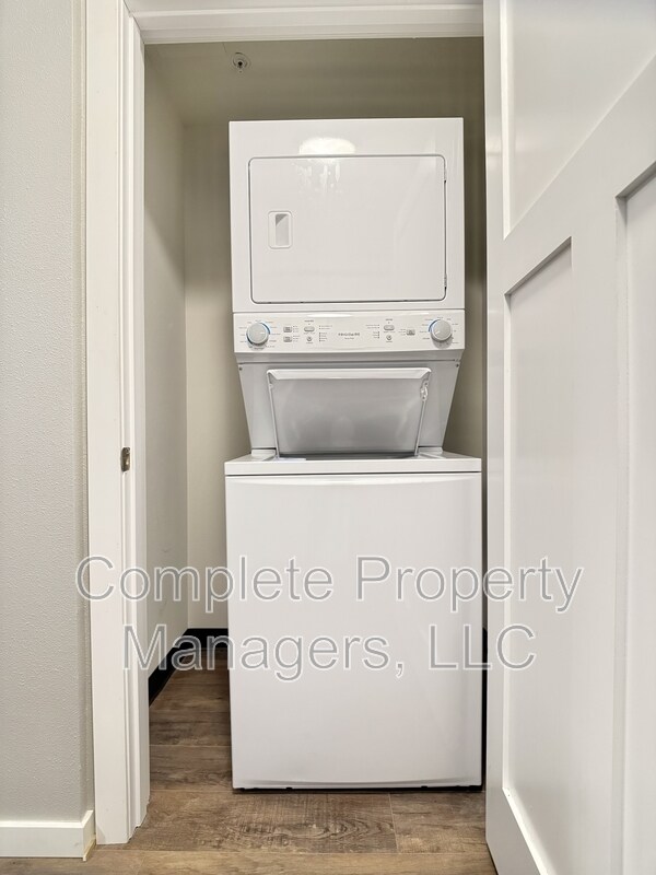 Building Photo - 207 E 4th St