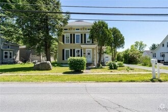 Building Photo - 136 Maple St
