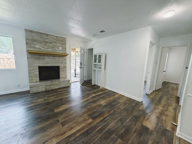 Foto del edificio - 9906 Hundred Oaks Cir