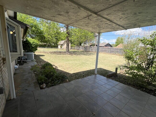 Foto del edificio - "Charming Space in Yukon, OK! Lawn care included!"