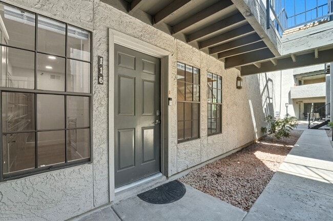 Building Photo - Stunning 2-bedroom, 2-bathroom home in the...