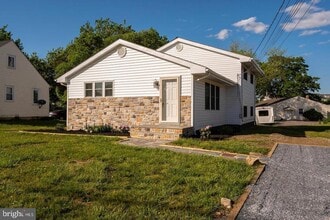 Building Photo - 1952 Forest Dr