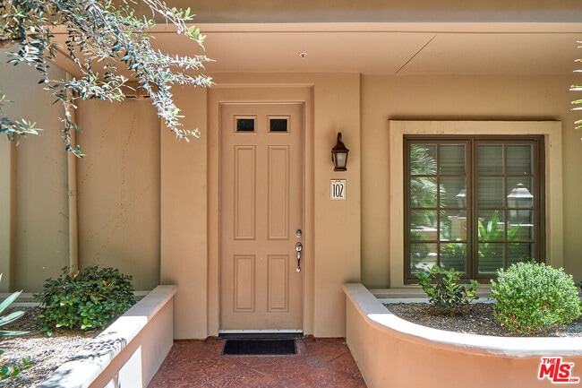 Building Photo - 851 N San Vicente Blvd